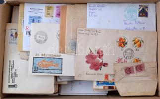 Kb 400-450 db magyar és külföldi levél, levelezőlap kb az 1945-2000 közötti időszakból dobozban