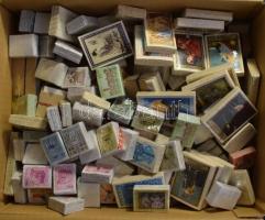 Több mint 500 db bündli, javarészt külföldi, de sok magyar is, dobozban ömlesztve