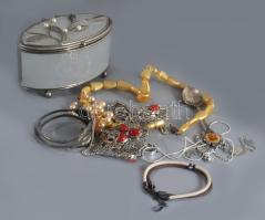 Ékszeres díszdoboz, tele bizsuval, közte ezüst (Ag) karkötő.