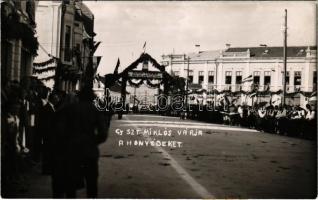 1940 Gyergyószentmiklós, Gheorgheni; "Gy.-Szt.-Miklós várja a honvédeket" bevonulás, "Soha többé el nem választhatnak!" feliratos díszkapu, náci horogkeresztes zászlók / entry of the Hungarian troops, Hungarian irredenta propaganda, decorated gate, Nazi swastika flags. photo + "1940 Gyergyószentmiklós visszatért" So. Stpl.