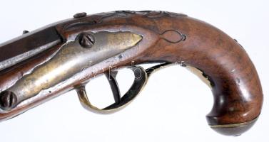 Főúri kovaköves pisztoly. cca 18. sz. második fele, feltehetően német, faragott diófa, bronz szerelé...