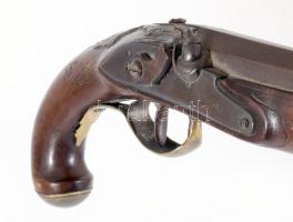Főúri kovaköves pisztoly. cca 18. sz. második fele, feltehetően német, faragott diófa, bronz szerelé...