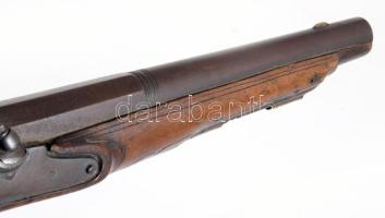 Főúri kovaköves pisztoly. cca 18. sz. második fele, feltehetően német, faragott diófa, bronz szerelé...