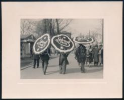 cca 1920-1930 "Schmoll Pasta" esernyős emberek fotója, 13x16 cm