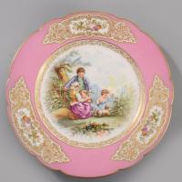 1846 Sévres zsánerjelenetes dísztál a Chateau St. Cloud sorozatból. Jelzett, datált, jelzett továbbá az Ovington Brothers New York kereskedői jelöléssel, hibátlan, d: 24 cm /// 1846 Sévres genre scene decorative plate from the Château de Saint-Cloud series. Marked and dated; additionally bearing the Ovington Brothers, New York retailer's mark. In flawless condition. Diameter: 24 cm.