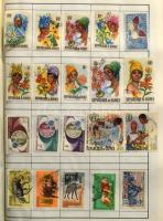 Sok ezer magyar és külföldi bélyeg 17 db A5-ös cserefüzetben, dobozban