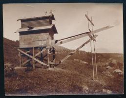 cca 1915 Tábori postagalamb ház, feltehetőleg Erdélyben, fotó, jelzés nélkül, 8x10,5 cm