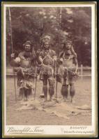 cca 1885-1900 Feltehetőleg óceániai törzsi harcosok keményhátú portréfotója, Bienenfeld és Társa budapesti műterméből, 16x11 cm