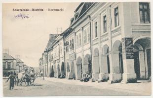 1918 Beszterce, Bistritz, Bistrita; Kornmarkt / Búzaszer, gyógyszertár, Alois Wagner fényképészeti műterme, W. Binder üzlete, piac. Schell kiadása / market square, pharmacy, photographer's atelier, shops (EK)