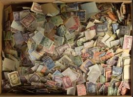 Több ezer darab döntően Arató-Parlament bélyeg dobozban ömlesztve