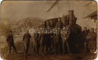 Első világháború, osztrák-magyar katonák gőzmozdonnyal, vasút / WWI Austro-Hungarian K.u.k. military, soldiers with locomotive, train. photo (kopott sarkak / worn corners)