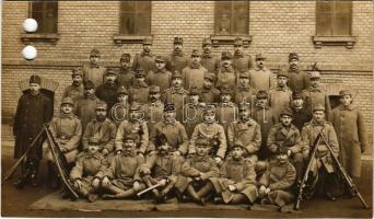 Első világháborús osztrák-magyar katonák csoportképe. Schiffer Ármin felvétele / WWI Austro-Hungarian K.u.k. military, soldiers' group. photo (lyukasztott / punched)
