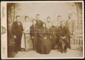 cca 1900 A németbolyi (Bóly, Baranya vm.) Maul család csoportképe, keményhátú fotó Marton István pécsi műterméből, a hátoldalon feliratozva, 17,5x25 cm