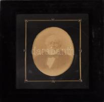 cca 1880-1890 Kossuth Lajos (1802-1894) időskori portréja, nagyméretű fotó Giuseppe Ambrosetti olasz fényképész műterméből, fekete bársonyborítású gyászkeretben, látható: 18x14 cm, külső méret: 39x34,5 cm