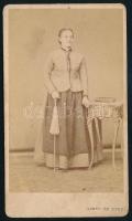 cca 1870 Hölgy egészalakos portréja, vizitkártya Gondy és Egey debreceni műterméből, a hátoldalon "Jex Maria Dobschau" (Dobsina) felirattal, 10,5x6 cm