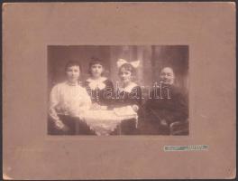 cca 1910 Családi fotó, kartonra kasírozott fotó Gábor János debreceni műterméből, kissé viseltes állapotban, 12,5x20 cm, karton: 25x33 cm