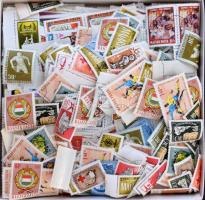 2.700 db képes, főleg modern magyar bélyeg, benne sorok is