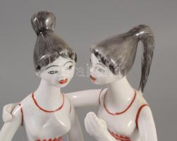 Hollóházi pletykálkodók. Terv.:J. Seregély Márta kézzel festett, jelzett, hibátlan, m: 24 cm