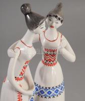 Hollóházi pletykálkodók. Terv.:J. Seregély Márta kézzel festett, jelzett, hibátlan, m: 24 cm