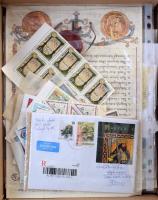 Vegyes magyar tétel, benne küldemények, bélyegek stb. dobozban