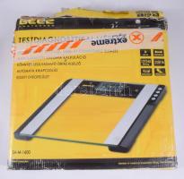 Beez Amsterdam Testzsír-, testvíz-, izomtömeg-, csonttömeg- és kalória elemző személymérleg, dobozában.