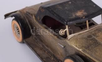 Elemmel működő japán fém játékautó, kis hiánnyal, h: 25 cm