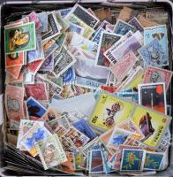 Brit gyarmatok és utódállamok sok ezer darab bélyeg fém dobozban