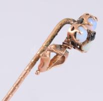 Arany (Au) hajtű, opál berakásokkal, jelzés nélkül, bruttó 1,4g