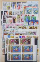 Közel 300 db négyestömb A4-es berakólapokon, benne régiek, teljes sorok, ívszéliek és modernek is