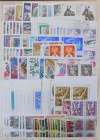 Közel 300 db négyestömb A4-es berakólapokon, benne régiek, teljes sorok, ívszéliek és modernek is