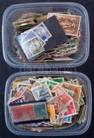 1945-1949 Kb. 2.000 db német bélyeg kis dobozokban ömlesztve, köztük néhány 1953-as Híres emberek bélyeg