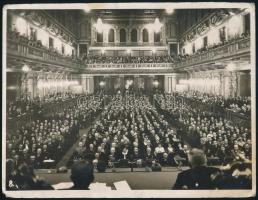 cca 1930 Bécs, rendezvény / gyűlés a Wiener Musikverein nagytermében, sajtófotó, a hátoldalon pecséttel jelzett, sarkain kissé sérült, 17x22 cm