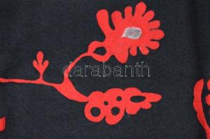 Falvédő szép állapotban, hímzett filc 140x60 cm