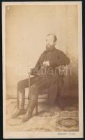 cca 1865 Szakállas úr sétapálcával, vizitkártya Kohaut József fényíró és festő budai műterméből, 10,5x6 cm