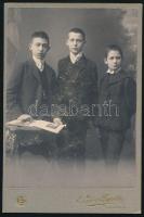 1910 Három fiatal fiú portréja, kabinetfotó Erdős Gyula újpesti műterméből, kissé kopott, 16,5x11 cm