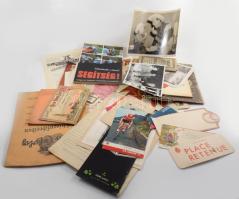 Vegyes papírrégiség tétel, benne jegyek, reklámok, nyomtatványok, néhány metszet. stb