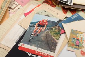 Vegyes papírrégiség tétel, benne jegyek, reklámok, nyomtatványok, néhány metszet. stb