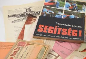 Vegyes papírrégiség tétel, benne jegyek, reklámok, nyomtatványok, néhány metszet. stb