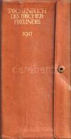 Taschenbuch des Bücherfreundes für 1911. Jahrbuch für Bücher-Kunde und -Liebhaberei 1911. Herausgegeben von G. A. E. Bogeng. Berlin, 1910. Verlag von Max Harrwitz (Adolf Gertz Gmbh., Charlottenburg). [4] + 96 p.; 1 t. (címkép) + 160 + VIII p. Harmadik évébe lépő könyvgyűjtői évkönyvünk két füzetet tartalmaz. A határidőnaplókhoz hasonlóan számos rovatot hordozó Taschenbuch az év bibliofil beszerzéseinek rögzítésére szolgál, a hozzá tartozó Jahrbuch pedig a könyvgyűjtés, bibliofilia szakcikkeit tartalmazza: az őrzött könyvkincsek leírását, katalogizálást, értékbecslését célzó tanulmányokkal. Fűzve, egységes kiadói borítóban, vörös festésű lapszélekkel, közös, aranyozott, gombbal záródó kiadói bőrmappában. Jó példány.