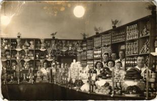 Ismeretlen település, üzlet belső személyzettel, Vim, Polo termékek. photo (EM)