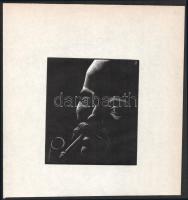 Patay Mihály (1910-1956): Pipázó, 1930-as évek. Fametszet, papír, jelzett a metszeten, apró lapszéli szakadással, 12,5x11 cm