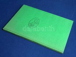 Goethe, [Johann Wolfgang von]:  Római elégiák. Max Schwimmer rajzaival. (Számozott.) [Budapest], 1958. Magyar Helikon (Békésmegyei Nyomdaipari Vállalat Gyomai Telepe). [52] p. Első teljes magyar kiadás. Könyvgyűjtők számára készült bibliofil kiadás. Kolofon: "E könyv a Római elégiák első magyar nyelvű teljes kiadása. A szerkesztés munkáját Jahn Ferencné végezte. A műszaki munkálatokat Földes György irányította. Készült a Gyomai (volt Kner) nyomdában, Bodoni antikva betűkkel, offset papíron. Megjelent 6750 példányban, ebből selyemkötésben számozva 1420 példány. Ez a könyv az 1387. számú példány". Max Schwimmer (1895-1960) német grafikusművész lendületes, finoman erotikus rajzaival illusztrált. Illusztrált kiadói selyemkötésben, színes, illusztrált kiadói védőborítóban, színes festésű lapszélekkel. Jó példány.