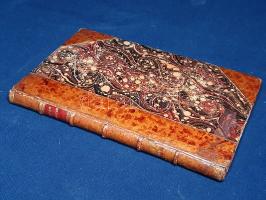 Novák, Chrysotomus [Novák Krizosztom József]: Vindiciae diplomatis, quo Sanctus Stephanus primus Hungariae Rex Monasterium S. Martini de Sacro Monte Pannoniae ordinis S. Benedicti anno MI. Fundaverat. Budae, 1780. Typis Regiae Universitatis. [4] + 152 p. + 1 t. (kihajtható hasonmás). Egyetlen kiadás. A XVIII. század végén a történészi vizsgálódások forráskritikai módszere többek között arra vezetett, hogy az olykor az oklevelek valódiságát is kétségbe vonták. Így történt ez Szent István pannonhalmi alapítólevelével is. Magyarország legfontosabb bencés apátságát a hagyományok szerint 1001-ben alapították, de tudós körökben, így Cornides Dániel és Pray György levelezésében már az 1770-es években kétségek merültek föl az alapítási évet illetően. Egy névtelenül, német nyelven megjelent vádirat 19 érvvel vonja kétségbe a szentistváni oklevél hitelességét. E támadásra 1780-ban válaszolt szerzőnk, a bencés szerzetes Novák Krizosztóm, munkája közepén elhelyezve az addig még nyomtatásban sehol meg nem jelent alapító oklevél rézmetszetű másolatát. Becses oklevéltani emlék, egyben a magyar múlt pontos feltárásáért folytatott történészi harcok jeles dokumentuma. Néhány oldalon enyhe foltosság, néhol aláhúzások. Könyvtári duplum. Álbordás, aranyozott, javított gerincű korabeli félbőr kötésben, felül aranyozott lapszélekkel. Részben körülvágatlan, jó példány.