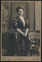 cca 1910 Elegáns hölgy portréja, nagyméretű kabinetfotó Uher Ödön budapesti műterméből, sarkain kissé sérült, 25x17 cm