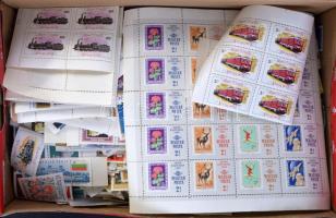 Több ezer db bélyeg, benne összefüggések, blokkok, cipős dobozban ömlesztve