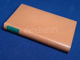 Karinthy Frigyes:  Capillária. Gulliver hatodik útja. Illusztrálta Bálint Endre. (Számozott.) (Budapest), 1964. Magyar Helikon Könyvkiadó (Franklin Nyomda). 226 + [6] p. Egyetlen bibliofil kiadás. Könyvgyűjtők számára készült, számozott, bibliofil kiadás. Kolofon: "E kiadás alapjául a Szépirodalmi Könyvkiadónál "Utazás Faremidóba - Capillária" című, 1957-ben megjelent kötet szövege szolgált. Illusztrálta Bálint Endre. Felelős szerkesztő Erdős Magda. A tipográfia és kötésterv Haiman György munkája. Műszaki szerkesztő Ginács László. Műszaki vezető Szántó Tibor. Készült a Franklin Nyomdában, Tótfalusi betűvel, 9300 példányban. Ebből 1700 példány bőrkötésben, számozva. Ez a könyv a[z] 1502. számú példány." (Helikon kiskönyvtár.) Aranyozott gerincű kiadói bőrkötésben, felül színes festésű lapszélekkel. Jó példány.