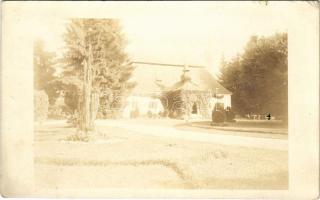 1911 Zágon, Zagon; Mikes-Szentkereszty kastély. Hátoldalon a tulajdonos Szentkereszty Zsigmond levele és aláírása / castle. Letter of the owner on the backside. photo (r)  Az erdélyi Zágon legrégebbi épülete az 1623-ban emelt, barokkos jegyeket viselő Mikes-Szentkereszty udvarház, melyet a hagyomány Mikes Kelemen szülőházának tart. A kastély a mai formáját 1903-ban nyerte el, báró Szentkereszty Zsigmond (a képeslap feladója) átalakításai nyomán.Ma a Mikes Művelődési Központ székháza.  //  The oldest building in Transylvania's Zágon is the Mikes-Szentkereszty manor house, built in 1623, with Baroque features, which is traditionally considered to be the birthplace of Mikes Kelemen. The castle acquired its current form in 1903, following the renovations of Baron Zsigmond Szentkereszty (the sender of the postcard). Today it is called the Mikes Cultural Center.
