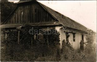 Hegybánya, Pjerg, Piarg, Siegelsberg, Stiavnické Bane (Selmecbánya); Iszapi József selmecbányai bányafelügyelő háza, állati koponya. A képen levők: Vaitzik Emil akadémiai tanársegéd, Iszapi Józsefné, Richter Mária, Iszapi József és Richter Antónia / house of the mine inspector in Banská Stiavnica, animal skull. photo