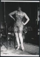 Hölgy kombinéban akt fotó, modern nagyítás, 18x12,5 cm