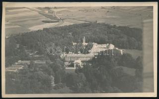 1937 Alcsút látképe, légifotó, M. Kir. Légügyi Hivatal pecsétjével, kissé hajlott, 10x16,5 cm